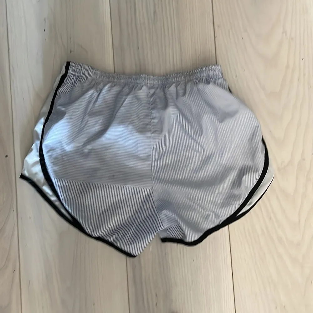 Nike workout shorts - Image 3