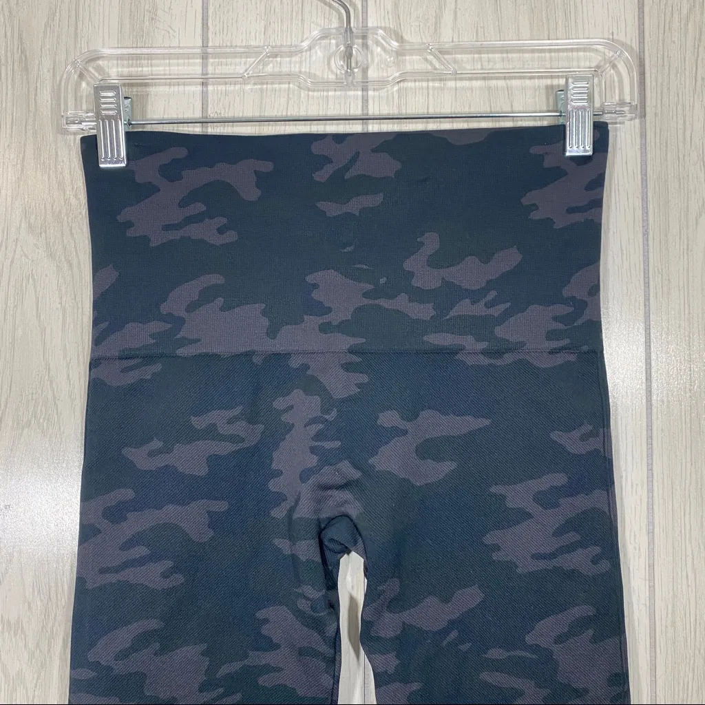 Spanx Look At Me Now Seamless Cropped Legging Camo size M Medium - Image 5