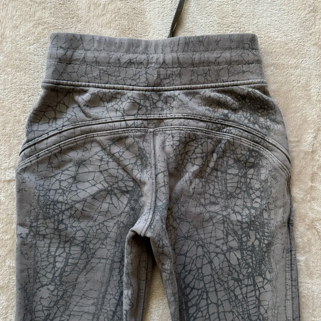 Lululemon  Women’s Warm Down Jogger Thread Dye Sweatpants Size 0‎ - Image 4