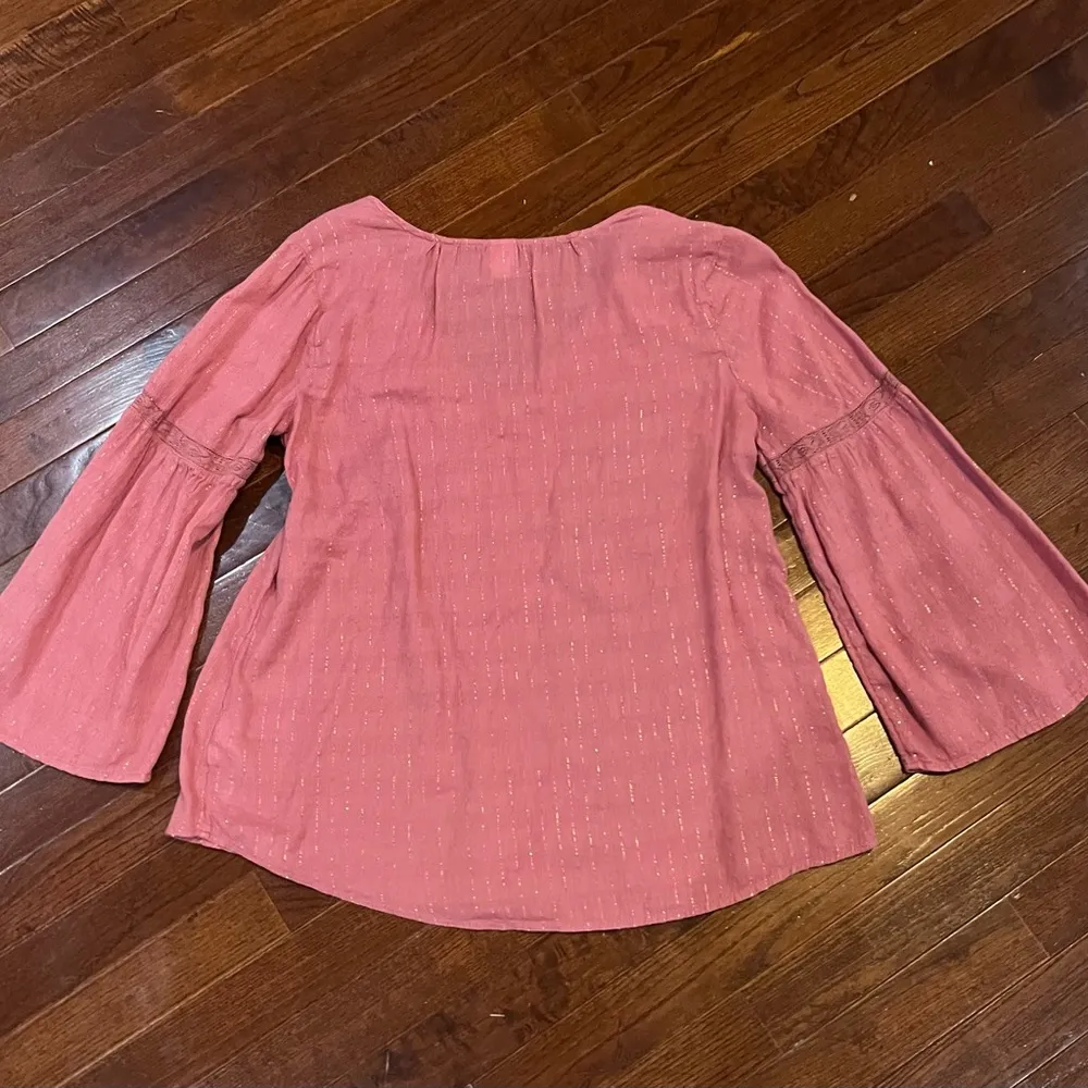 Old navy long bell sleeve vneck pink shimmer peasant top size small - Image 3