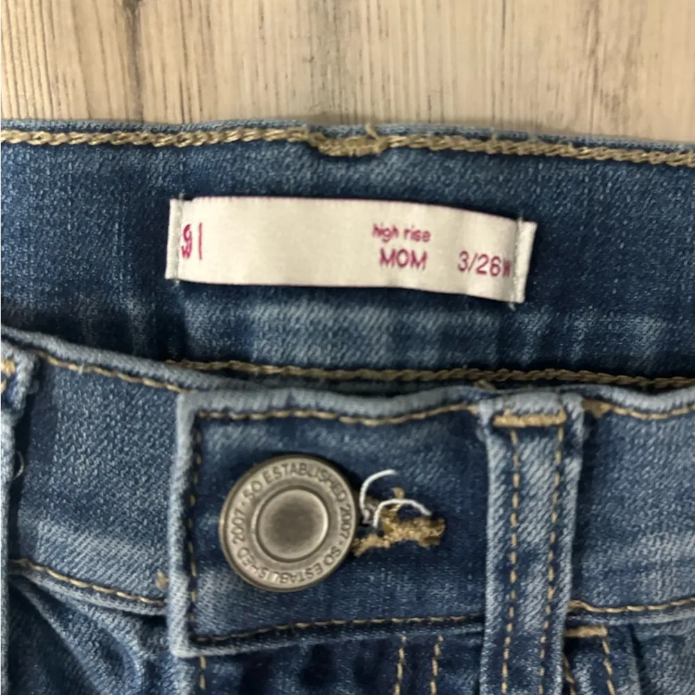 High-waisted distressed skinny jeans with ripped details #distresseddenim - Image 5