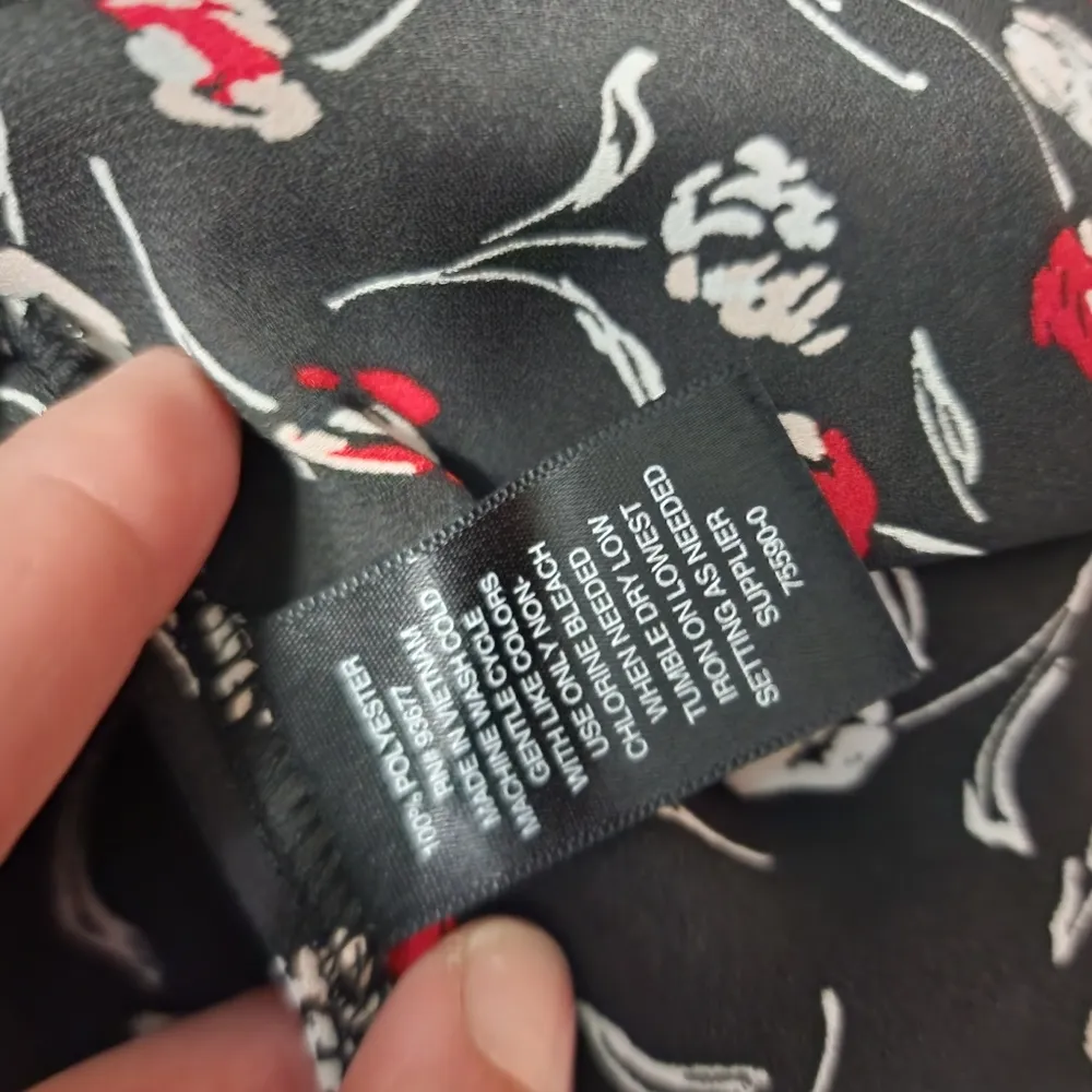 Worthington black red floral ruffle button down size large - Image 6