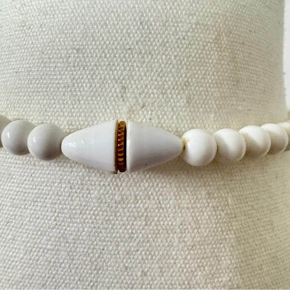 Vintage White Gold Plastic Bead Necklace MCM Minimalist Classic Womens Jewelry - Image 3