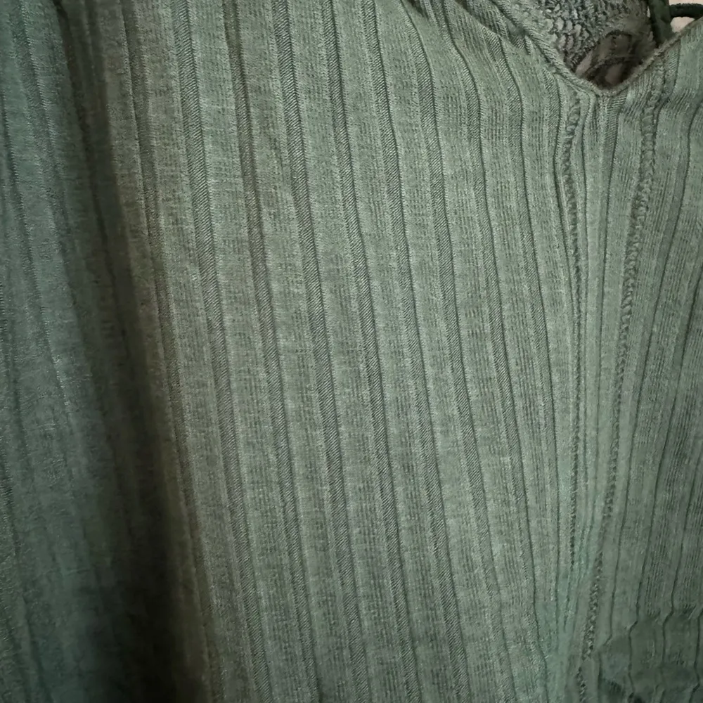 NWT- Aerie Geeen Cropped T-Back Lace Detail top Size small - Image 4