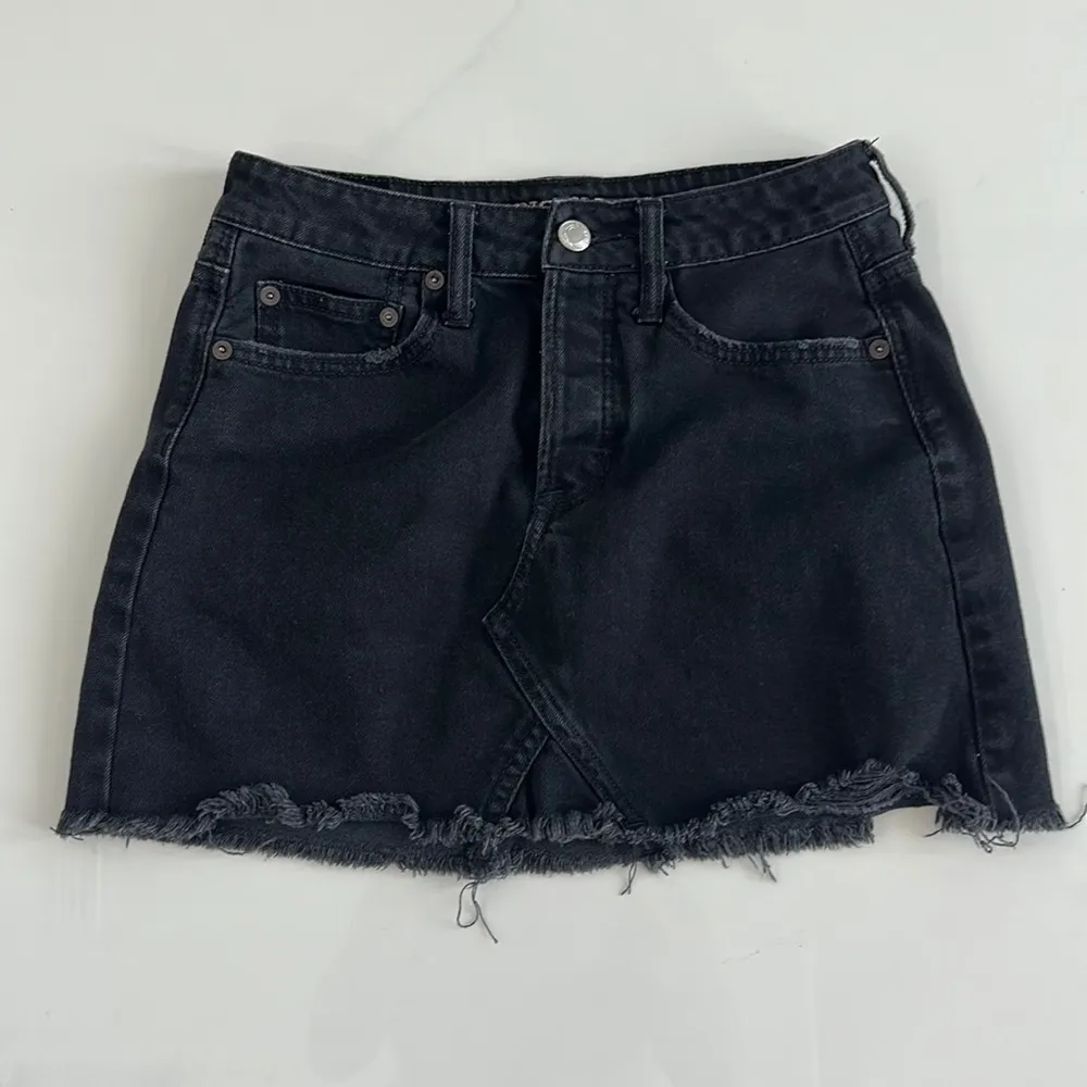 American Eagle High Waist Festival Black Denim Raw Hem Skirt Womens Sz 0 - Image 2