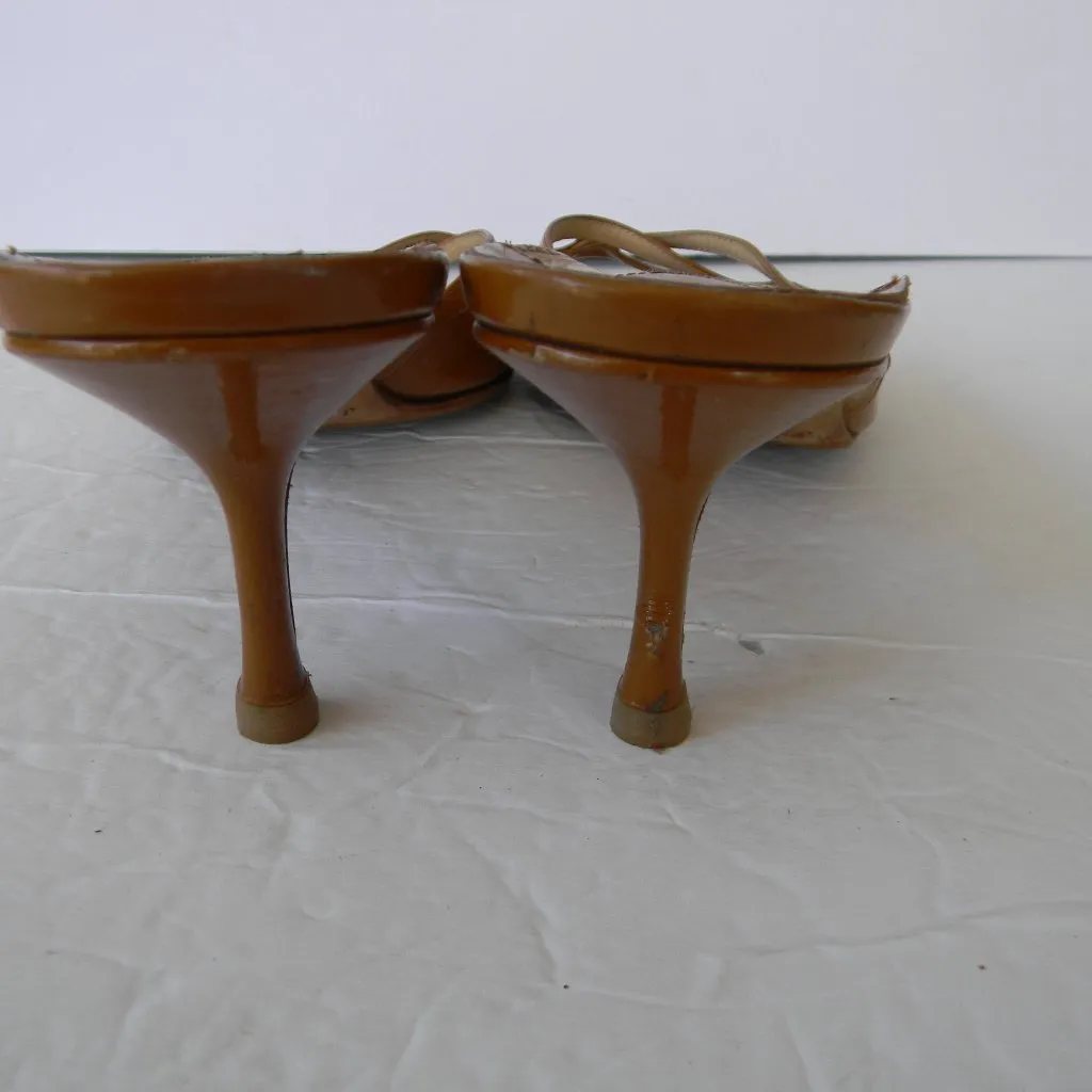 JIMMY CHOO WM'S TAN PATENT LEATHER KITTEN HEEL SANDALS SZ 40 - Image 5