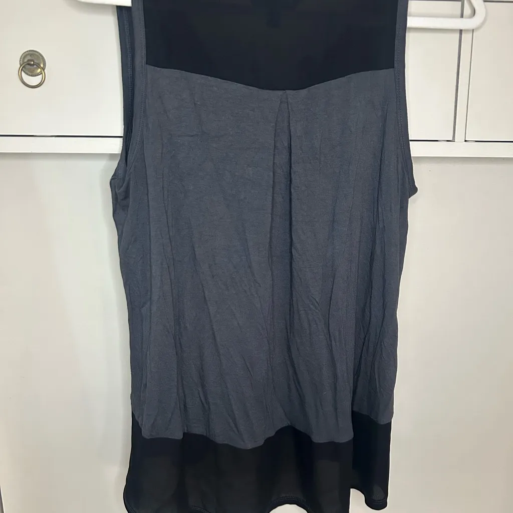 Banana Republic Gray Black V-Neck Sleeveless Stretch top size medium - Image 2