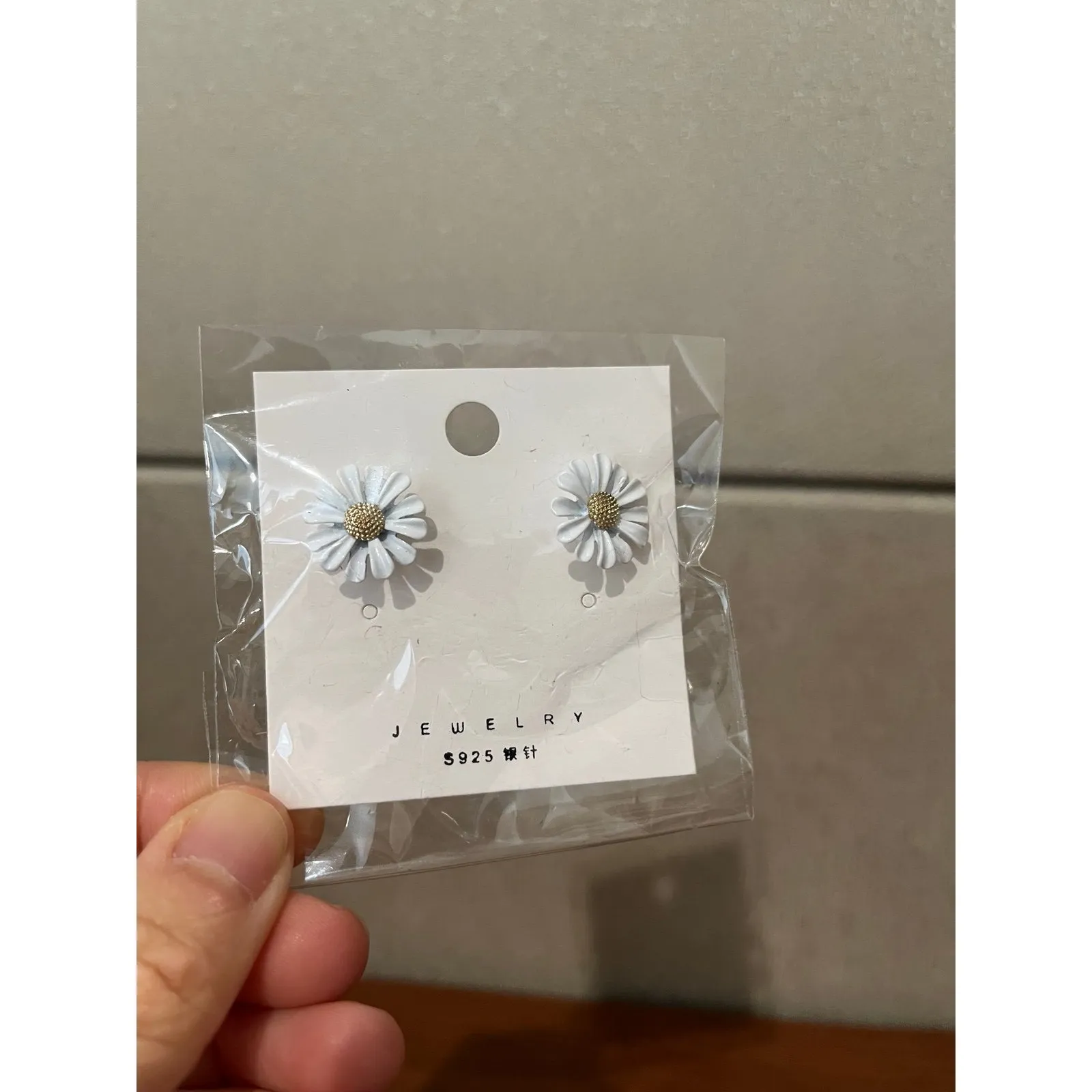 1Pair Romantic Summer white daisy Stud Earrings For Women Jewelry Bright new - Image 5