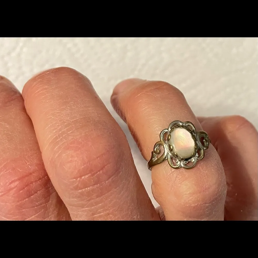 Vintage Silver Tone & Gold Tone alloy Mother of Pearl Ring Size 4 3/4 - Image 4