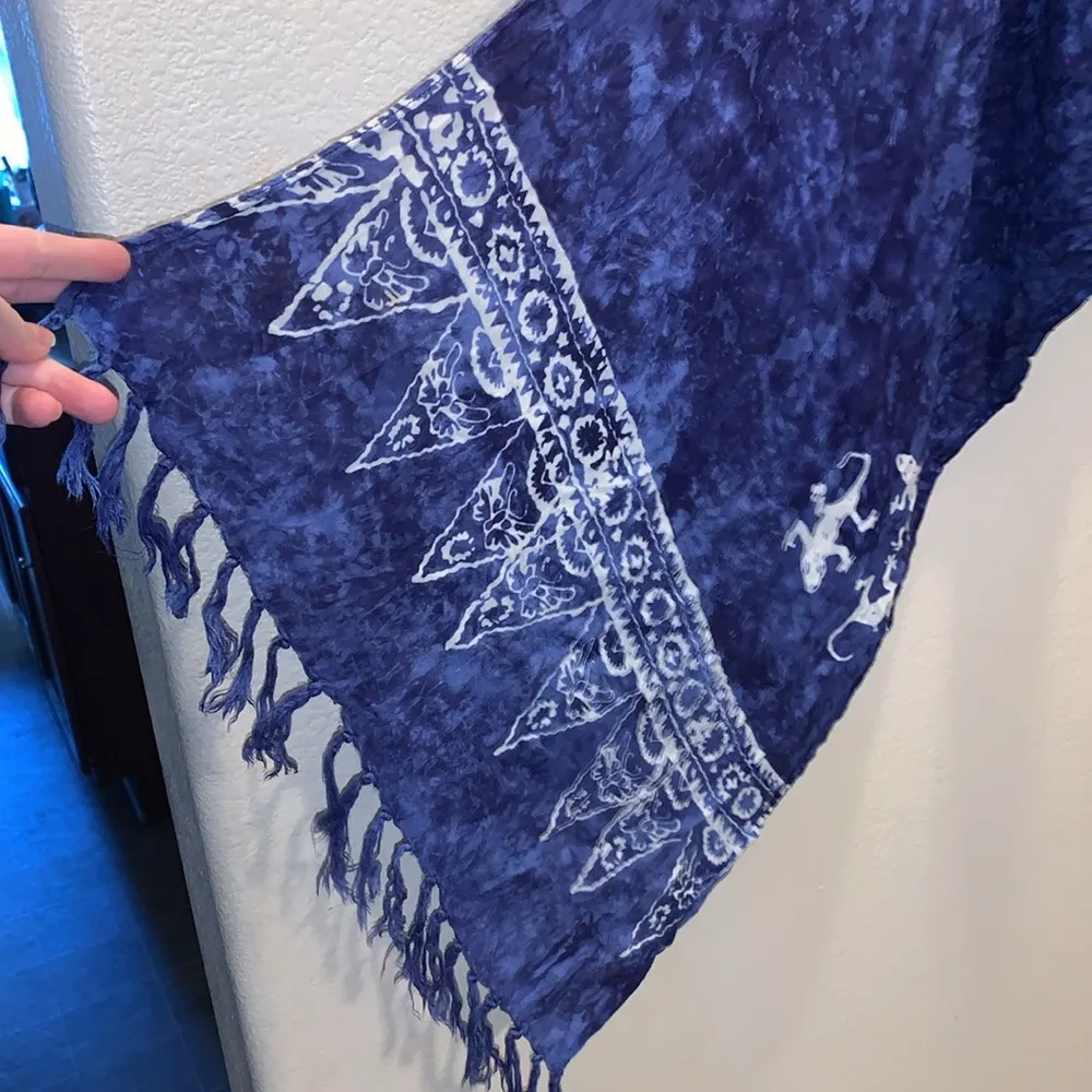 Blue Hawaiian Ghecko print large fringe scarf - Image 3