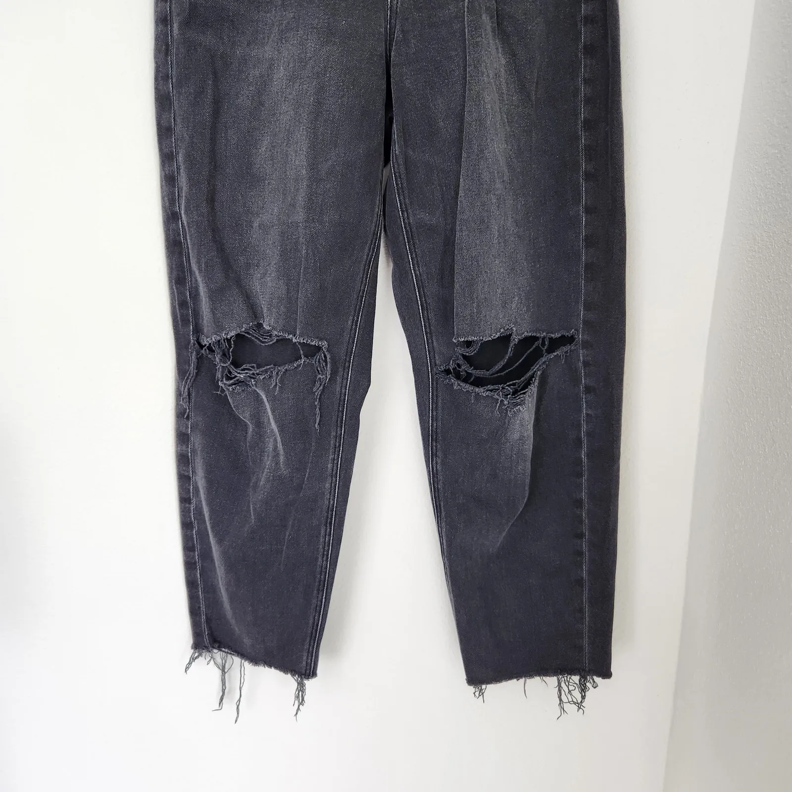 American Eagle Relaxed Mom Jeans Black Distressed Ripped Knees Raw Hem Size 6 - Image 3