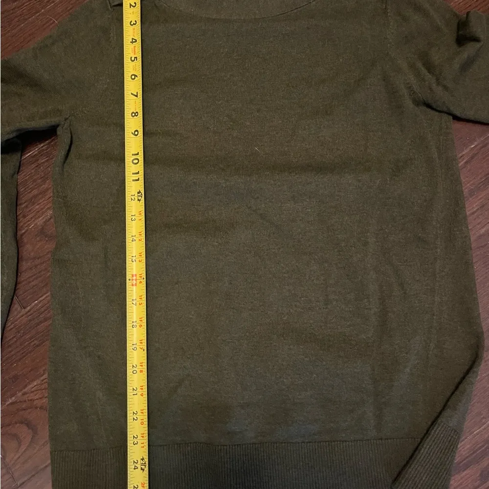 Loft Women's sweater Long Sleeves Olive Green 2 Buttons on shoulder crewneck M - Image 7