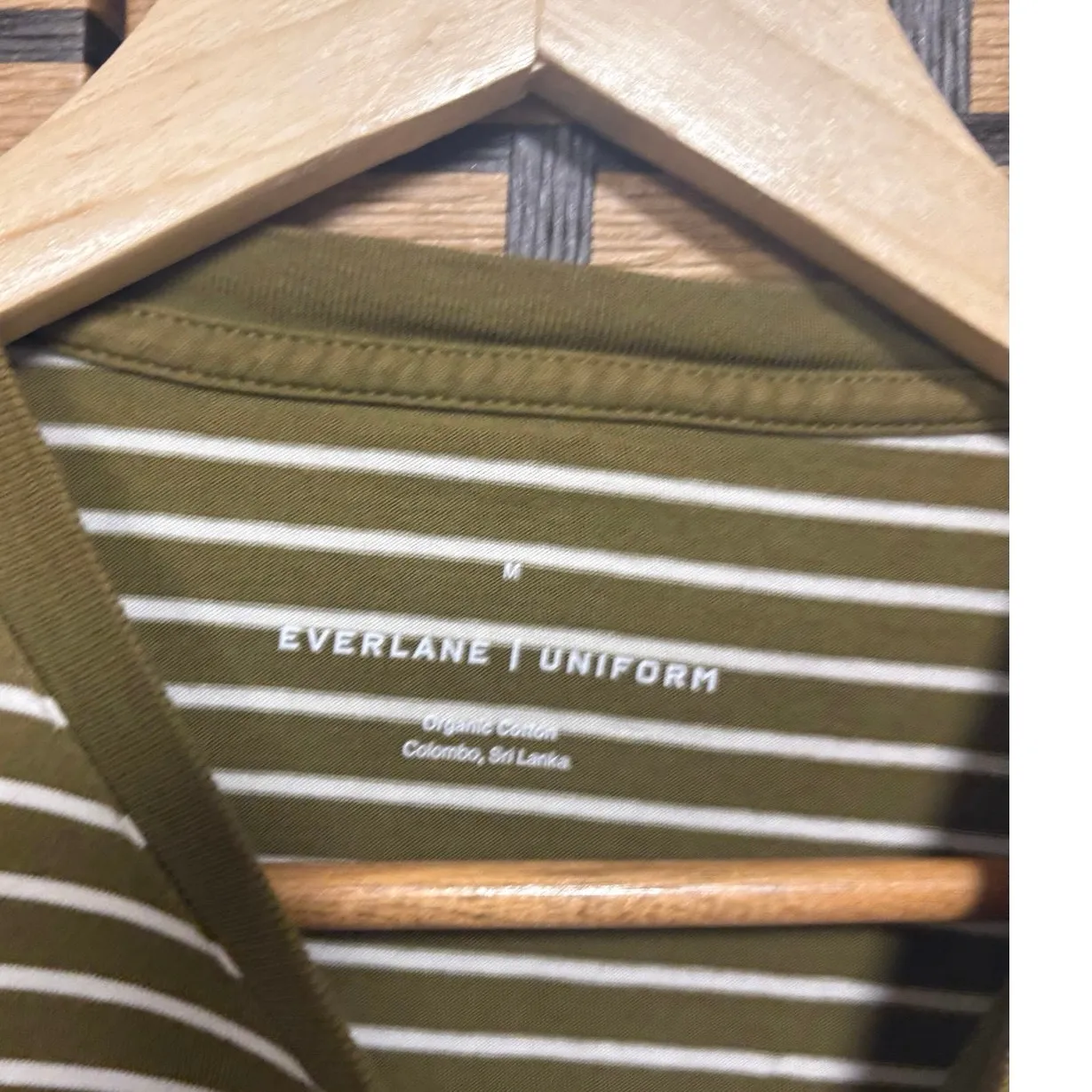 Everlane Uniform Olive Green and White Stripe Tee Size Medium - Image 5