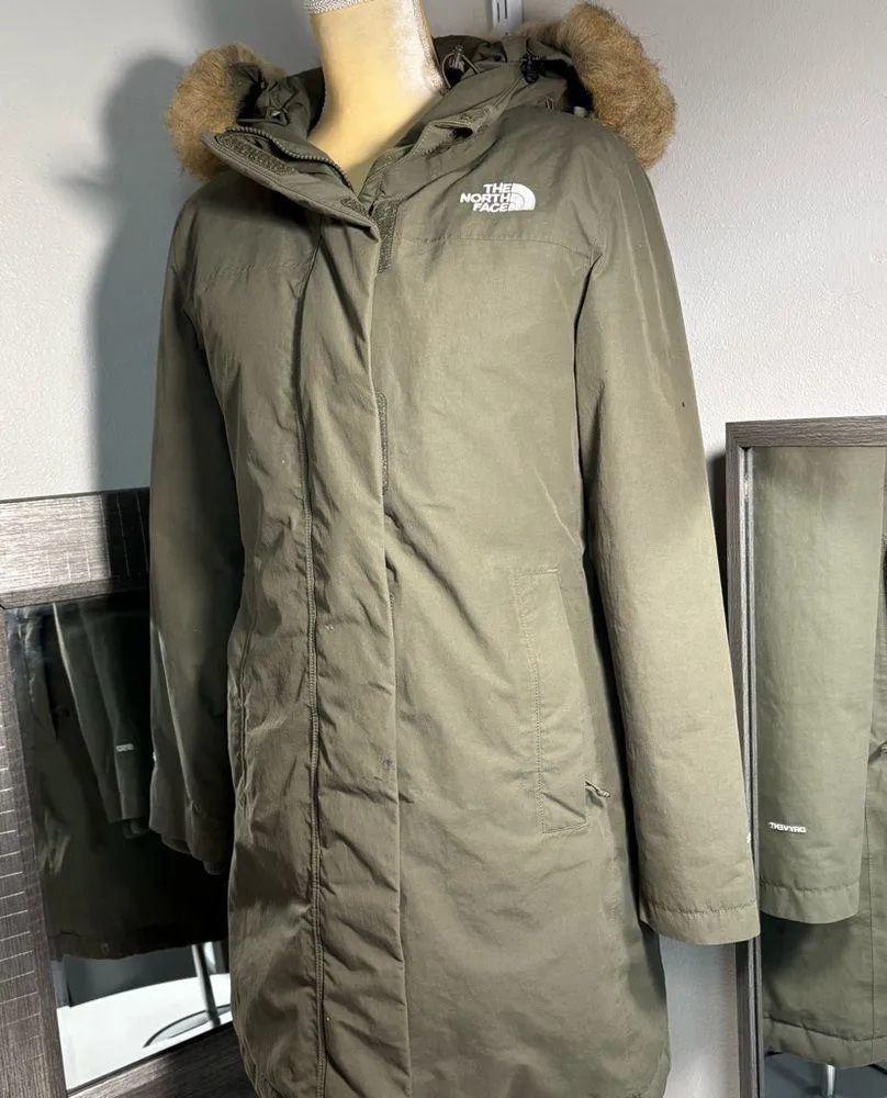 The North Face woman’s Arctic down Parka size small - Image 9