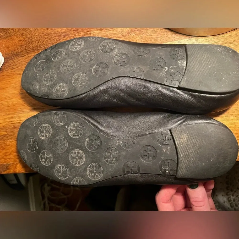 Tory Burch ballet flats. Gold medallion. Black leather. - Image 5