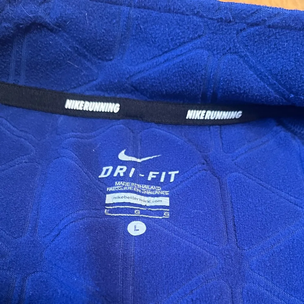 Running DriFit jacket, size Large. This jacket is in great condition. - Image 4