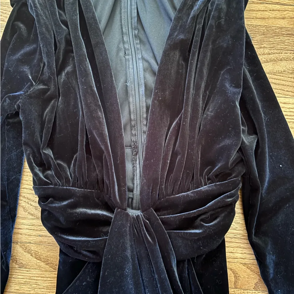 Dainty black velvet dress - Image 4