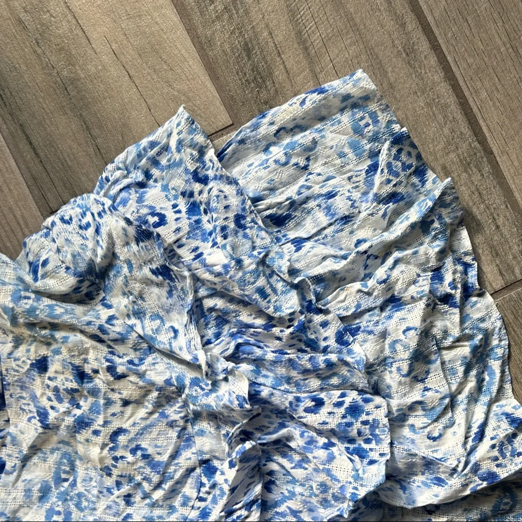 Olivaceous Blue and White Floral Blouse - Image 7