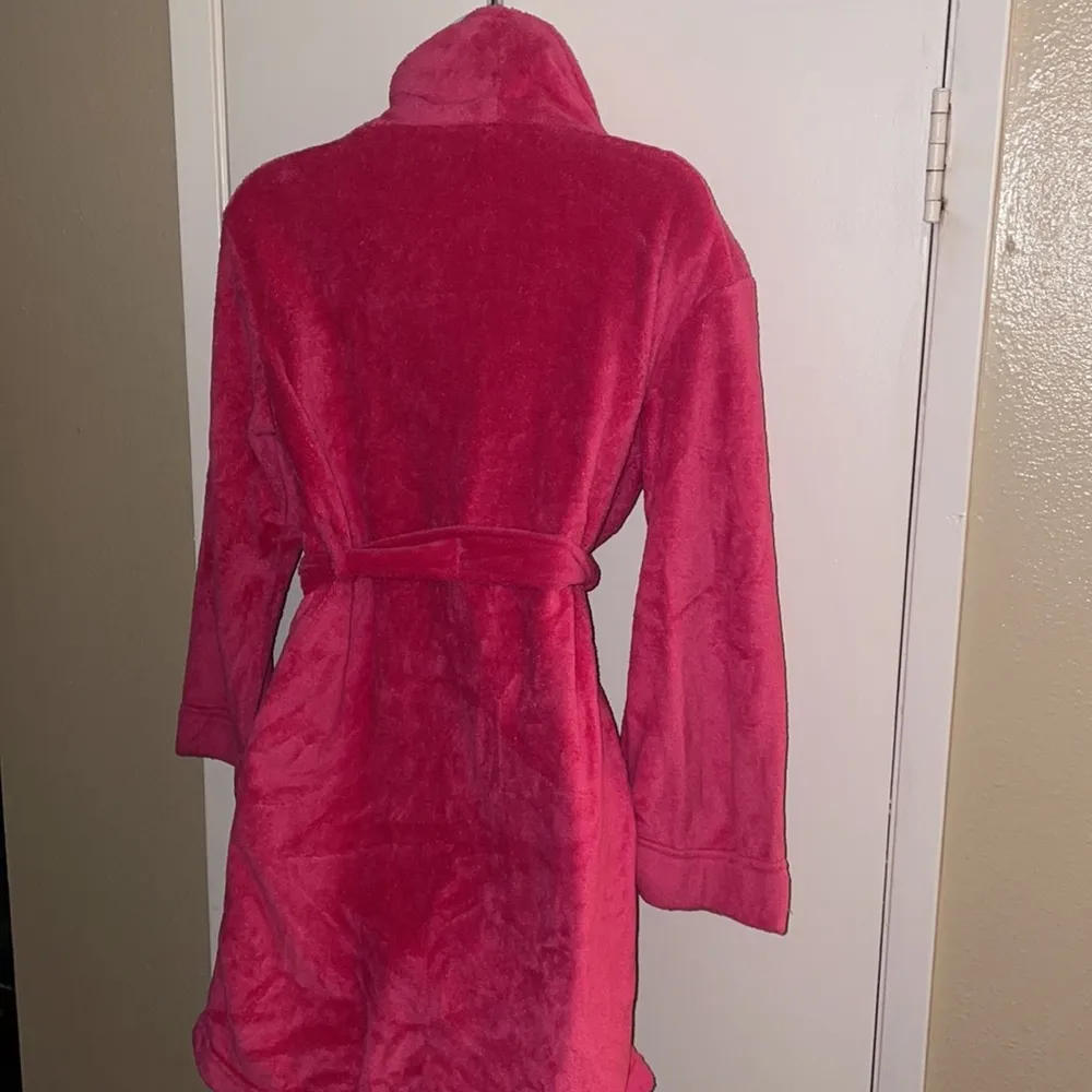 Xhiliration Barbie hot pink peace robe tie waist plush soft short size L - Image 5