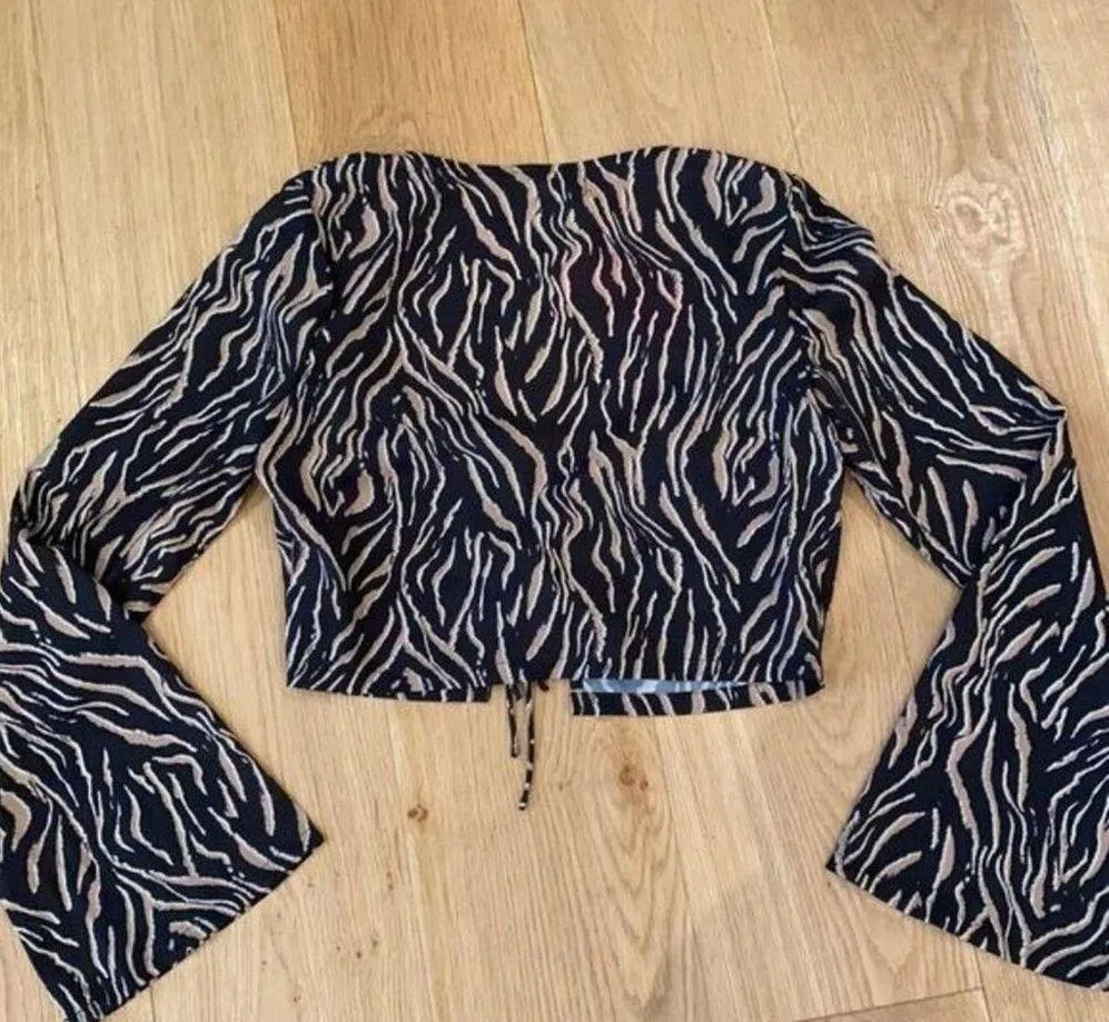 Beginning Boutique Luna Zebra Tie Detail Open Front Crop Top Size US6 - Image 4
