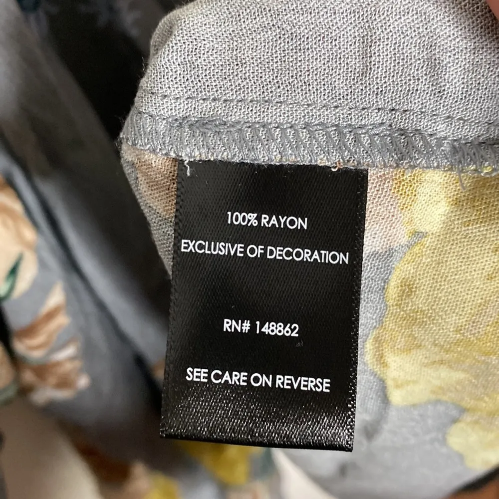 Torrid stone grey crinkled gauze cold shoulder floral blouse - Image 12