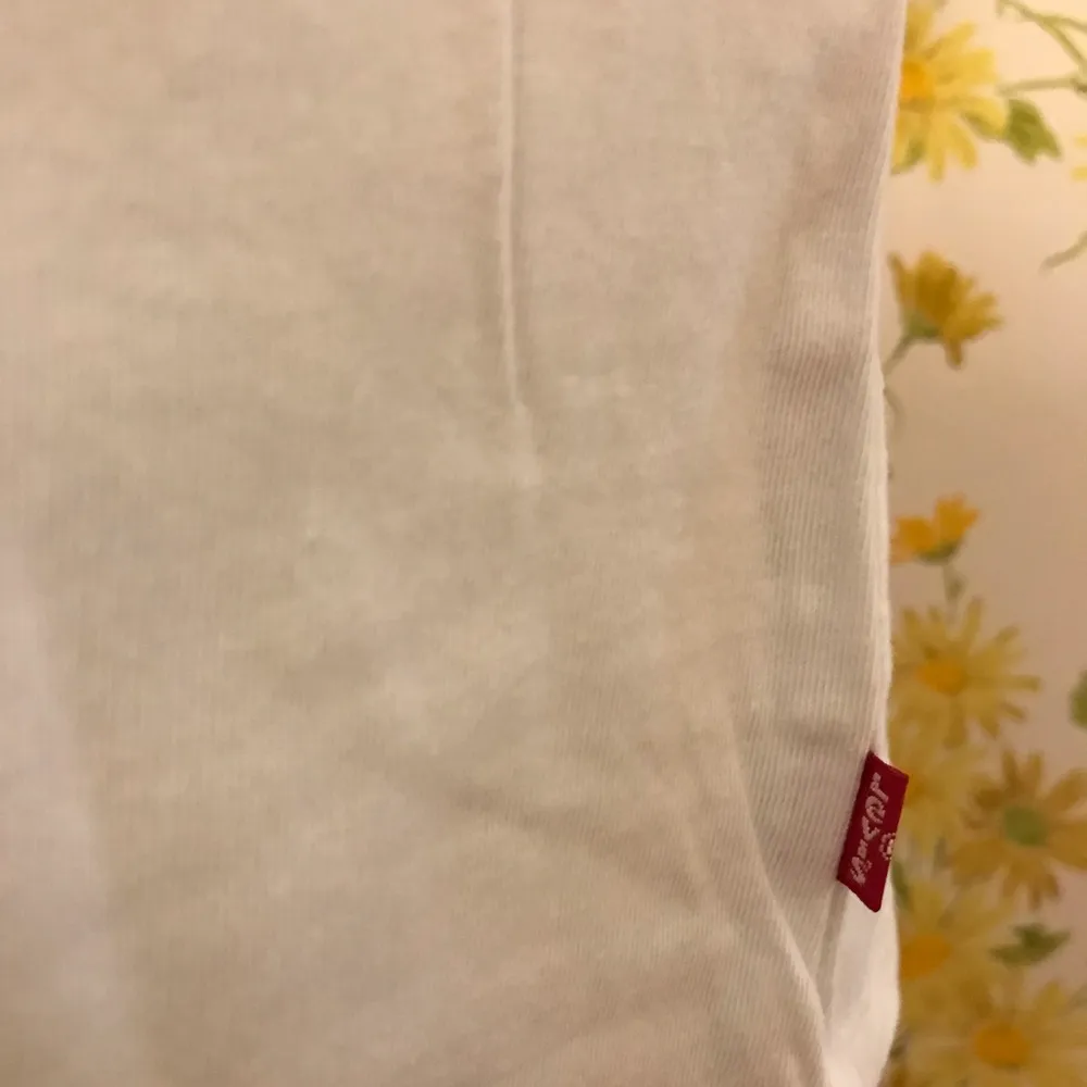 Levi’s short sleeve T shirt in white size M - Image 8