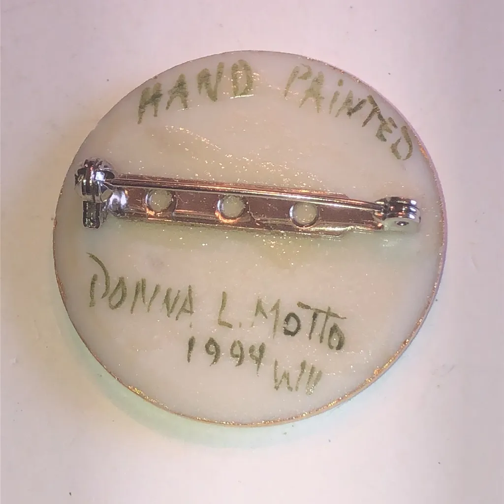 Donna L. Motto 1994 WV Hand Painted Floral Porcelain Brooch Green - Image 4