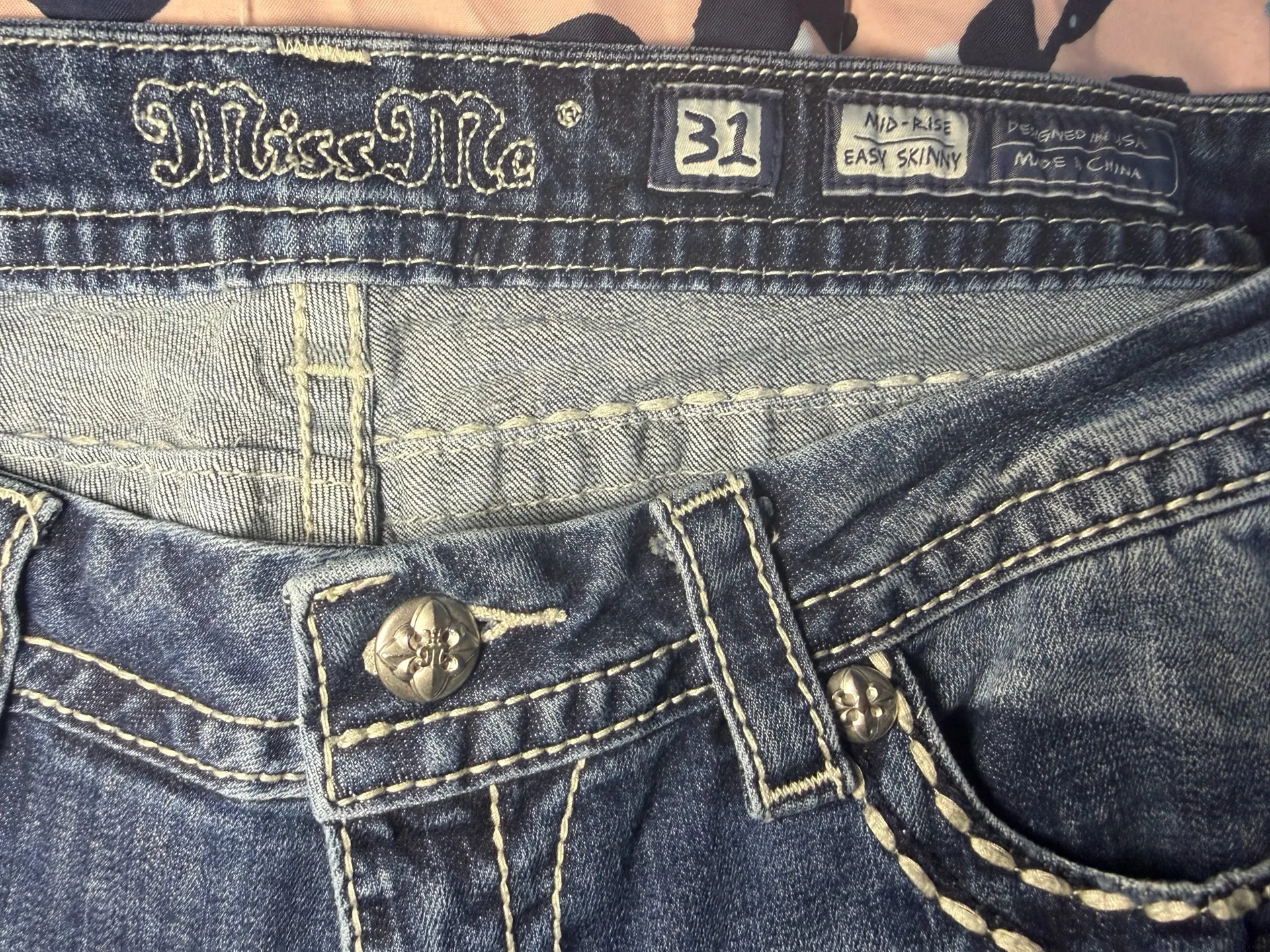 VTG Miss Me Silver Mid Rise Easy Skinny Jeans Size 31. Embroidered & Embellished.  - Image 4