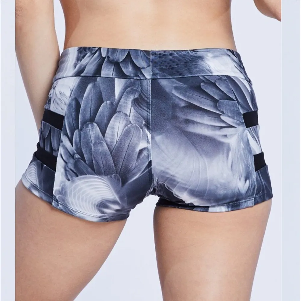 Jo and Jax Gray Floral Trax Shorts. Size XSmall Adult. EUC - Image 3