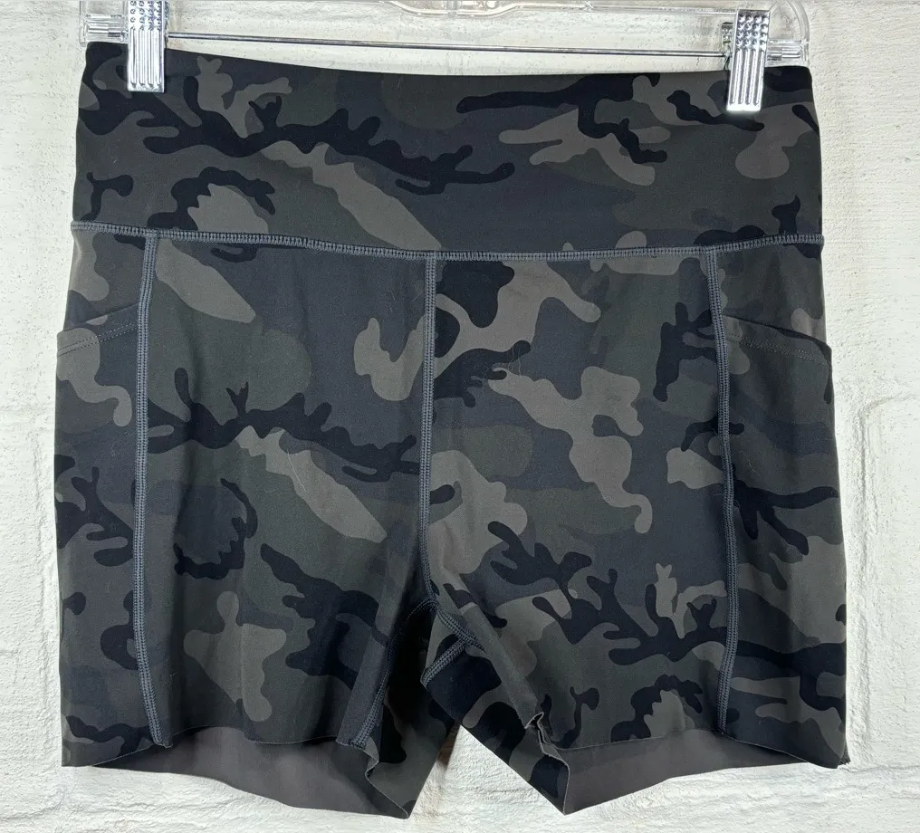 Zyia Active Woman’s Camouflage Sporty Short Spandex Shorts Size Large - Image 1