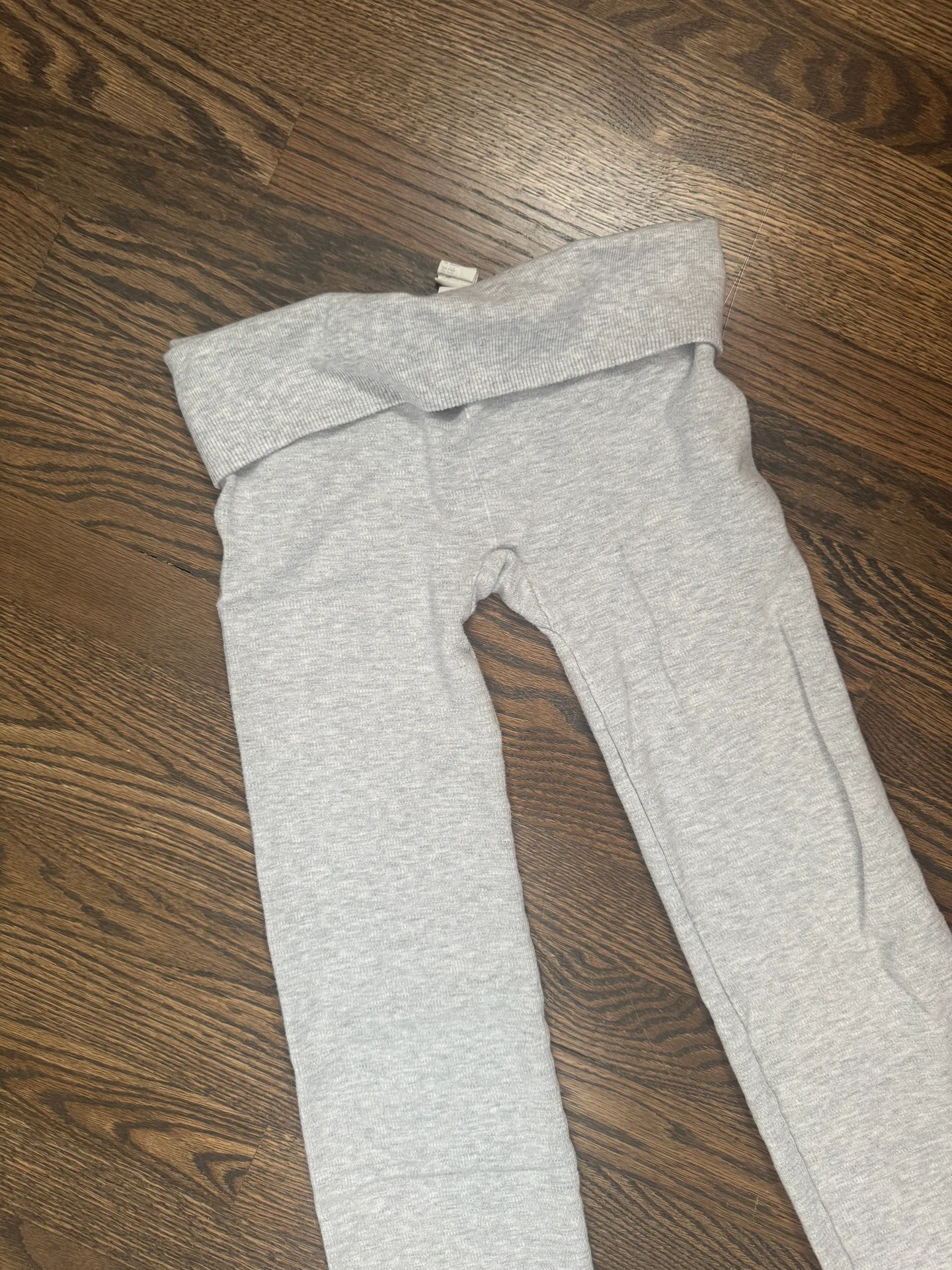 Fabletics light grey Cloud Seamless High-Waisted Split Flare yoga pants small - Image 5