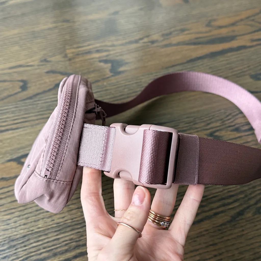 Lululemon Everywhere Belt Bag 1L - Twilight Rose Like new condition only - Image 5