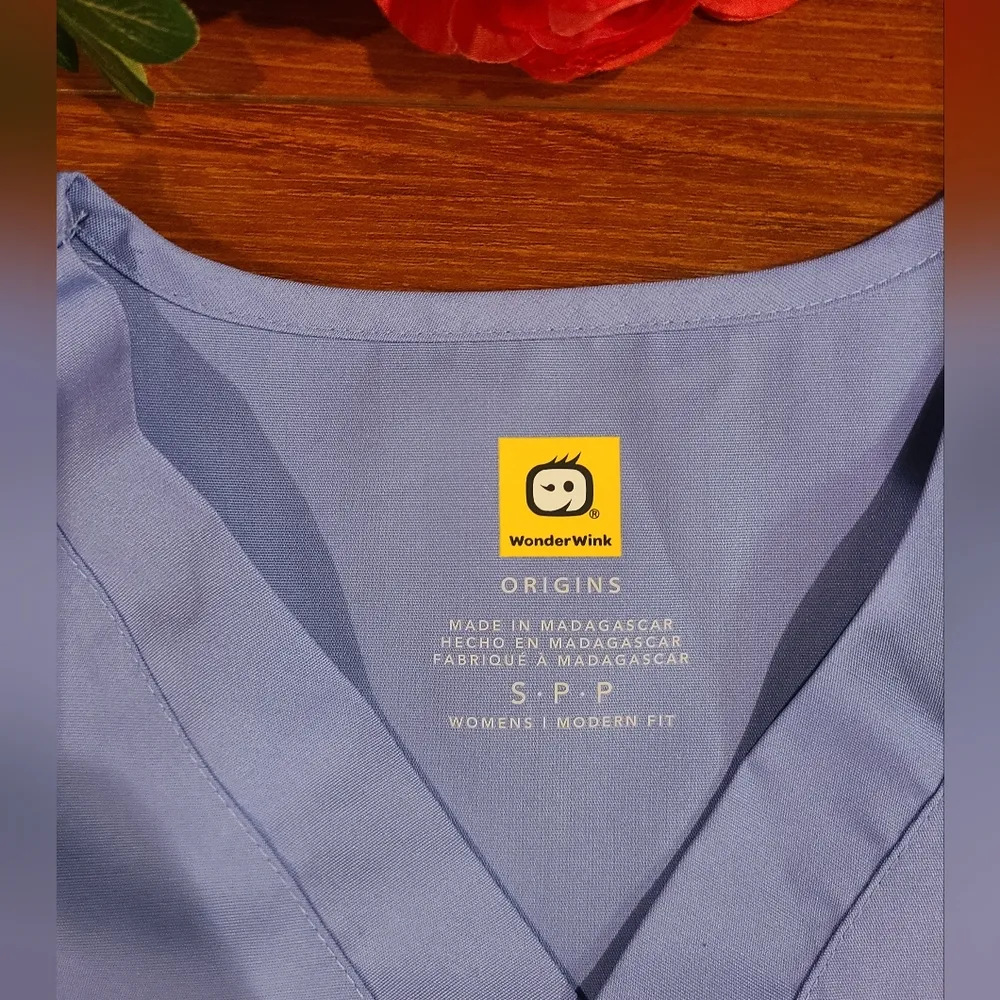 WonderWink Blue Scrub Top Size Small - Image 3