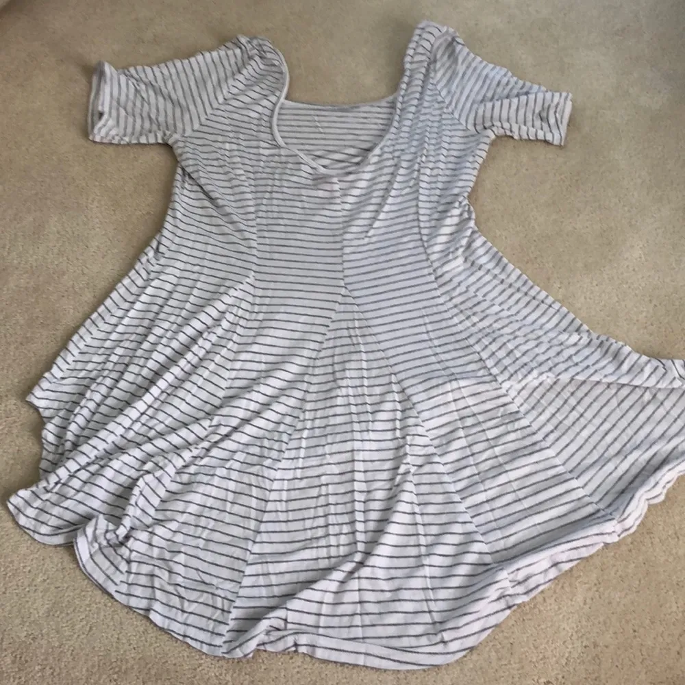 Daytrip Gray and white striped flowy short-sleeve - Image 2