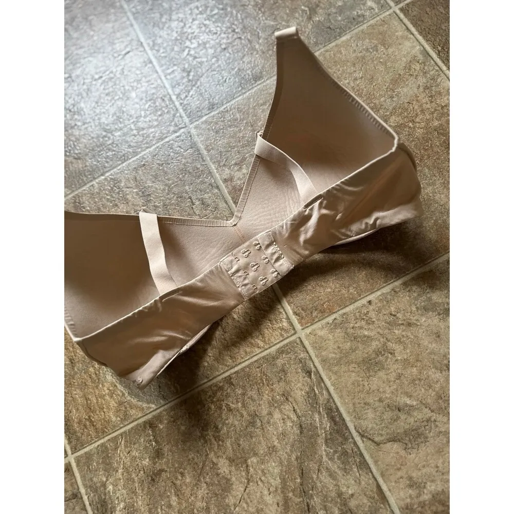 Skims Wireless Form Pushup Plunge Bra Size 38DDD
Sand - Image 5