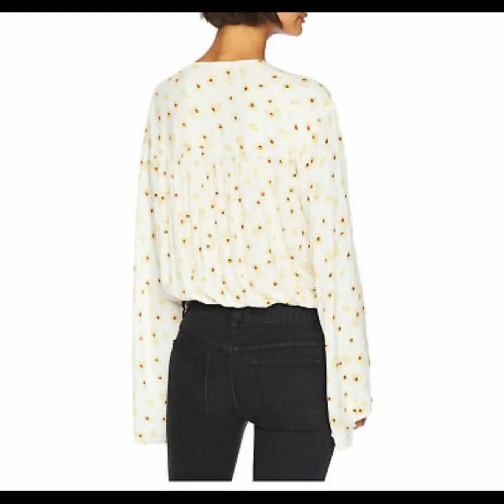 Forties Feels Daisy Print Bell-Sleeve Floral Bodysuit - Image 4