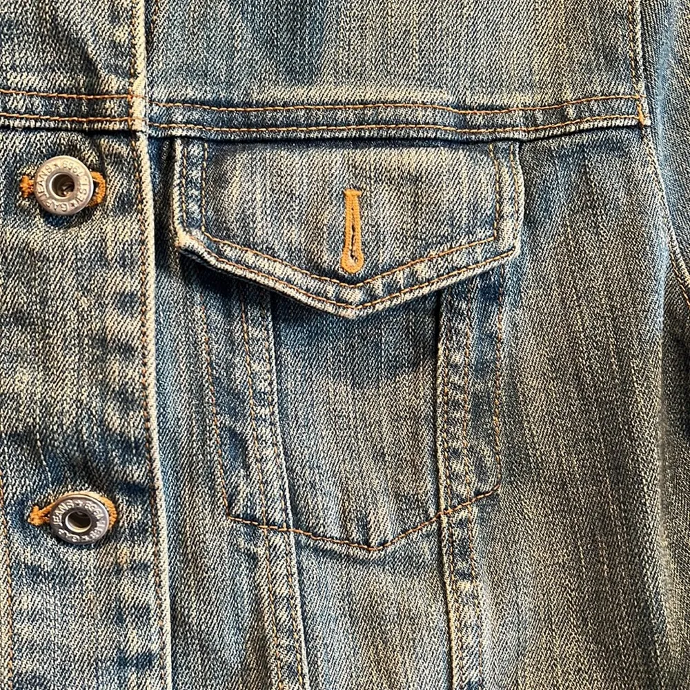 Vintage Gap jean jacket Medium mid wash pockets loose button up pockets stretch - Image 4