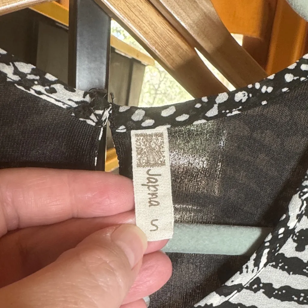 Japna Black & White Patterned Sleeveless Top Size Small - Image 2