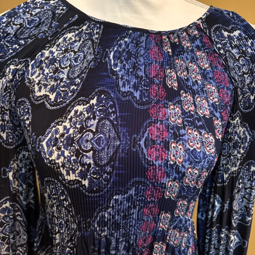 Melissa Paige Boho Accordian Pleated Top Size MP long sleeves cold shoulder - Image 3