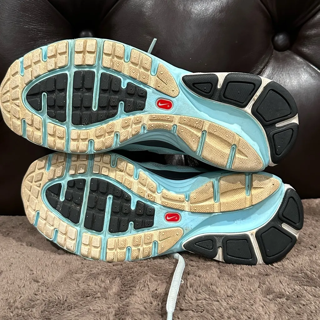 Nike Women's Mint Green Athletic Shoes - Image 8