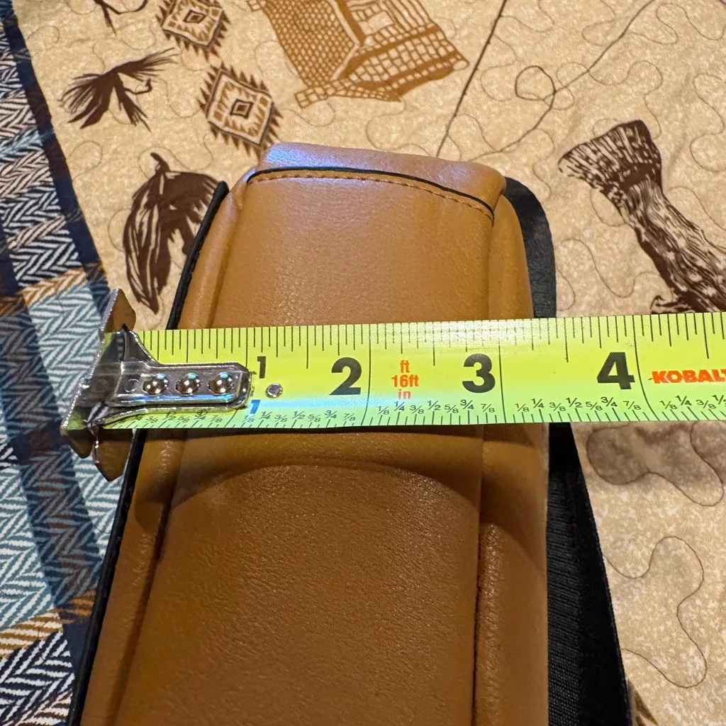 Tahari Tan and White Camera Bag - Image 13