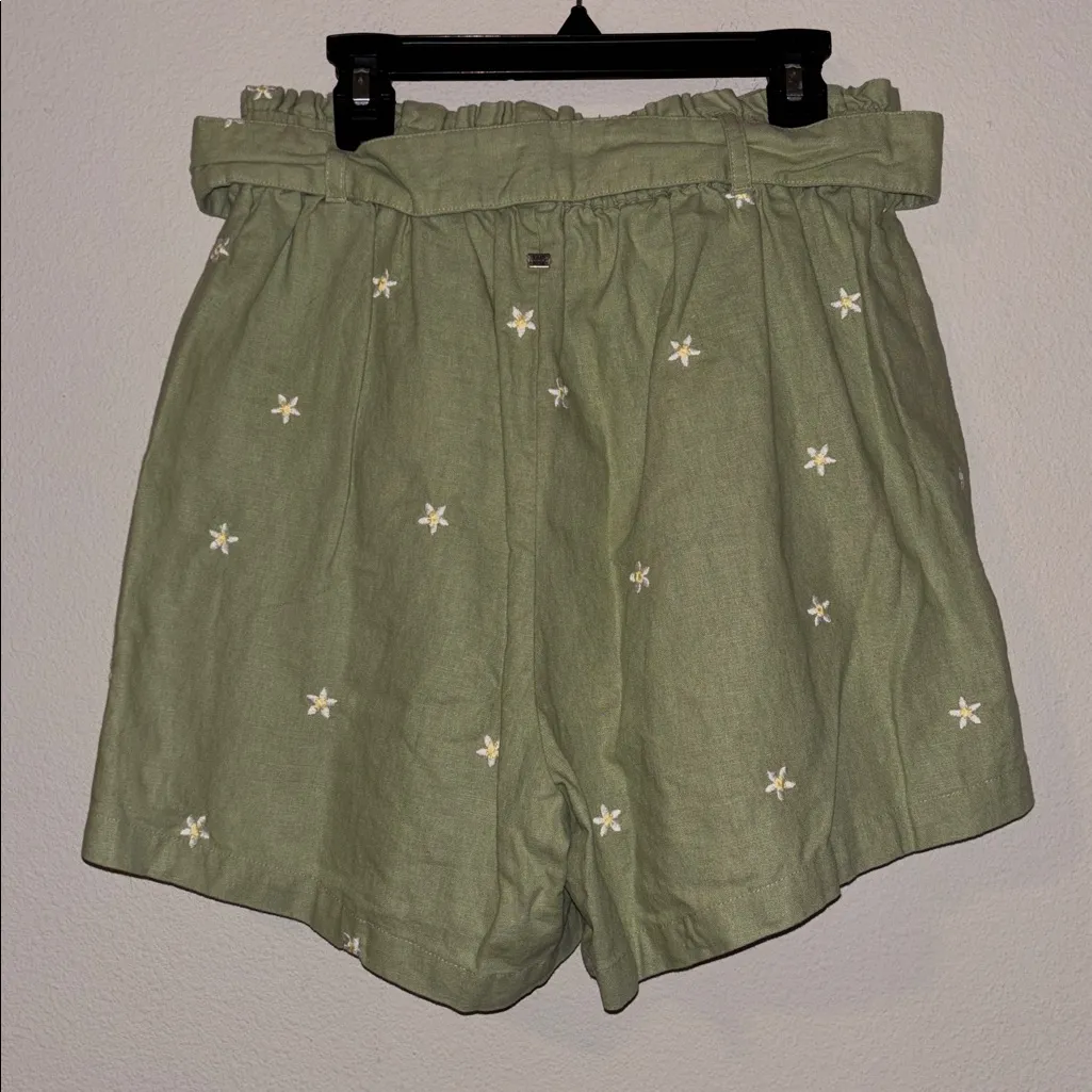 Ghanda High Waist Green Embroidered Flower Shorts - Image 2
