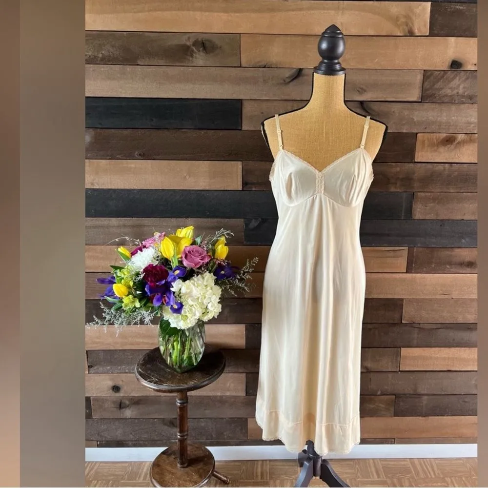 Vanity Fair Vintage Soft Lace Trim Night Gown Pinup Lingerie Elegant Beige USA Size undefined - Image 7