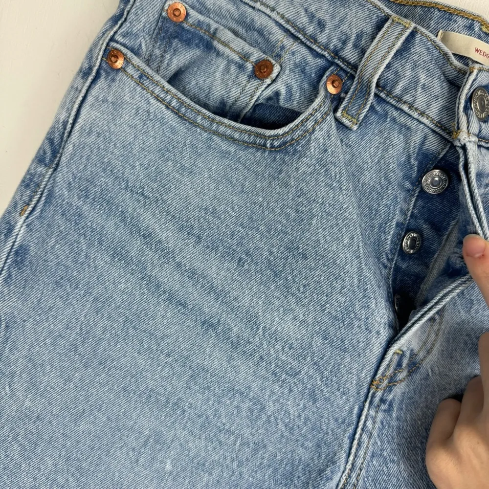 Levi’s Wedgie Straight Leg Jeans Sz 28 Light Wash Button Fly - Image 8