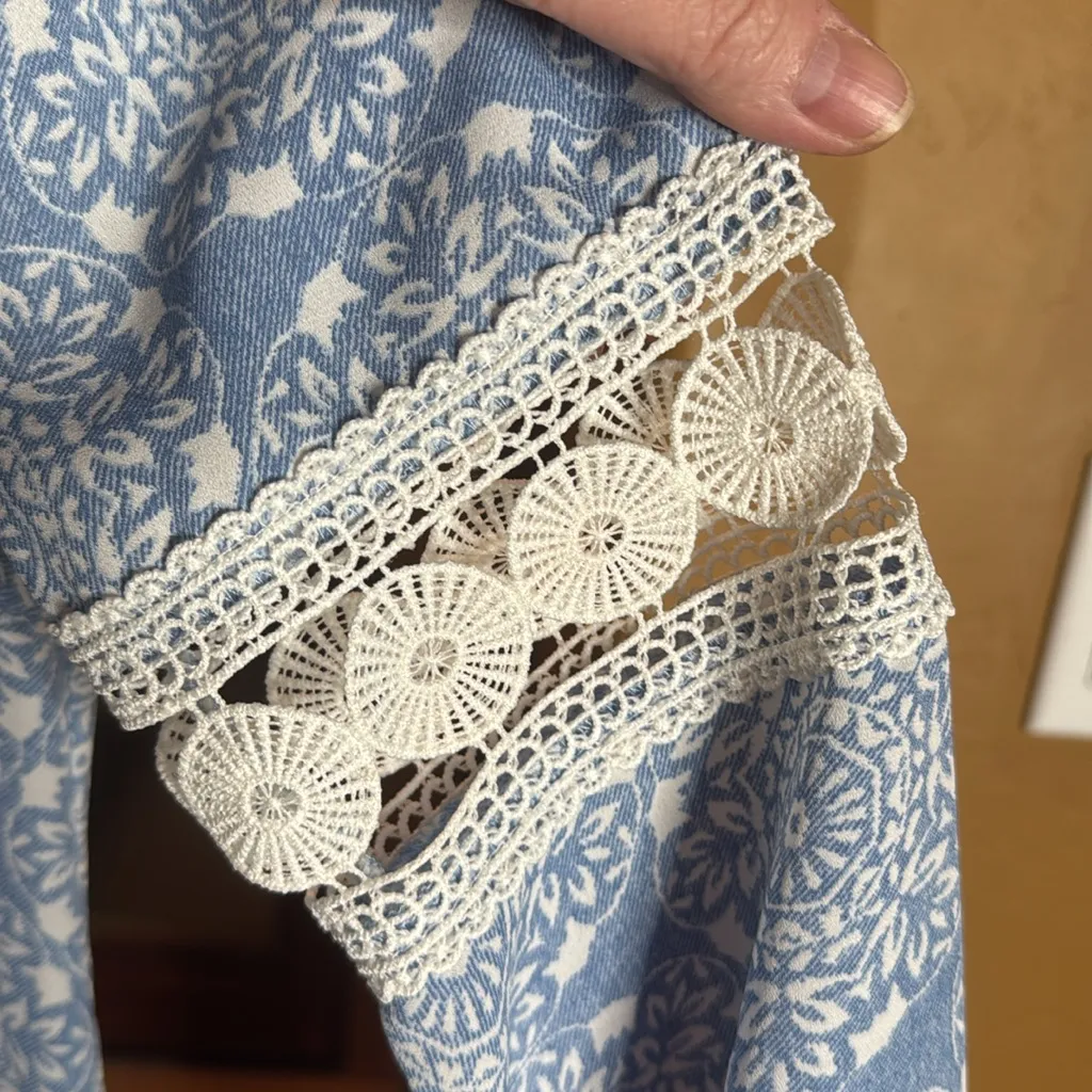 Luxology Light Blue Lace Sleeve Shift Dress with White Accents Size 4 - Image 4