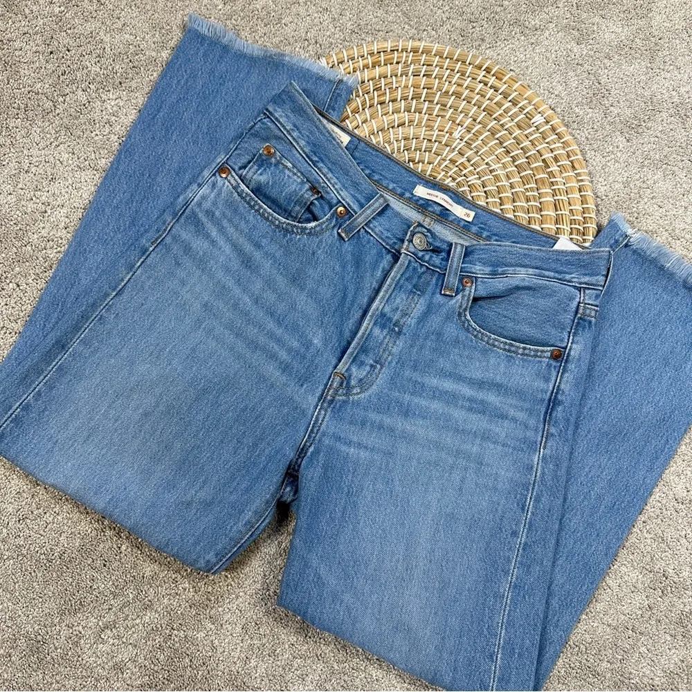 Levi’s Premium Women’s Wedgie Straight Leg Jeans High Rise Distressed Raw Hem 26 - Image 3