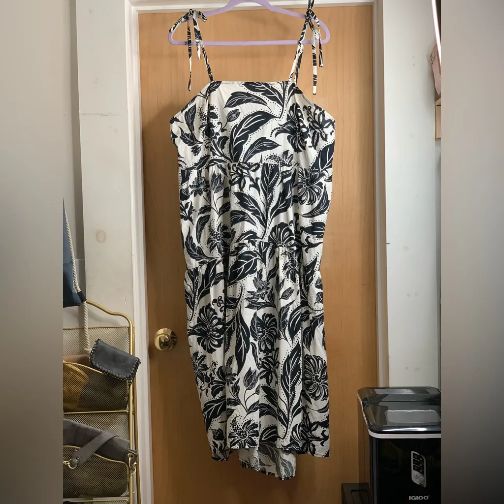 Who What Wear Tied Strap Floral Black and White Midi Dress.   Size-XX-Large - Image 3