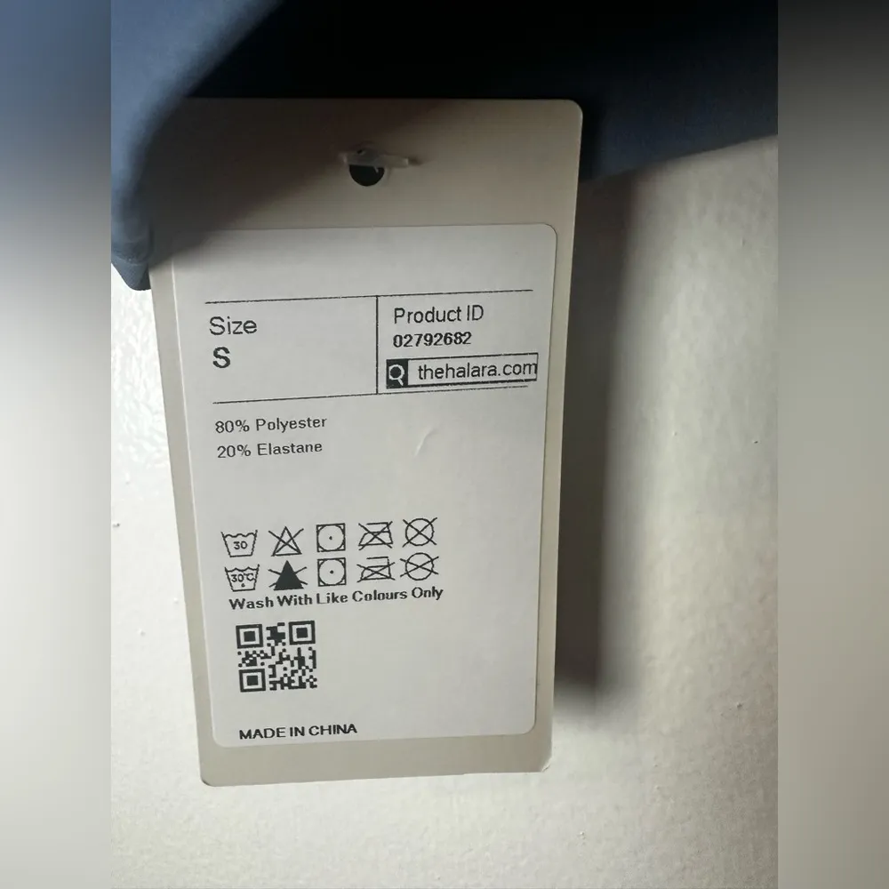 NWT  Crew Neck Sleeveless Cropped Yoga Tank Size S  Stonewash Blue - Image 6