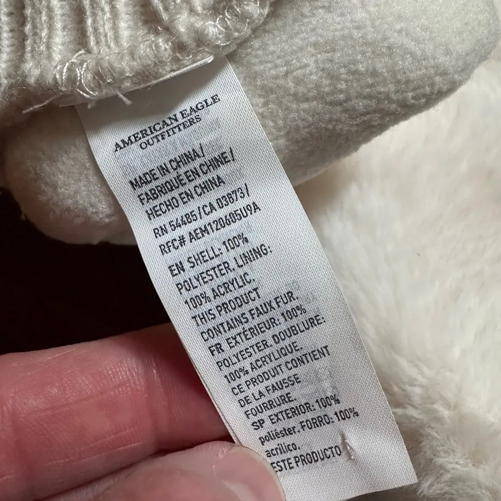 American Eagle Women’s White Fluffy Mittens - Image 5