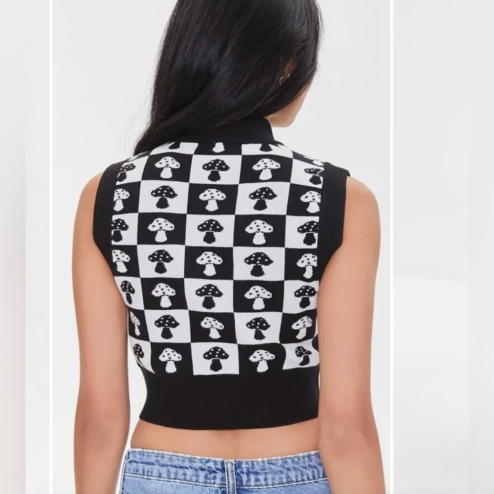 Forever21 checkerboard mushroom sweater vest medium - Image 4